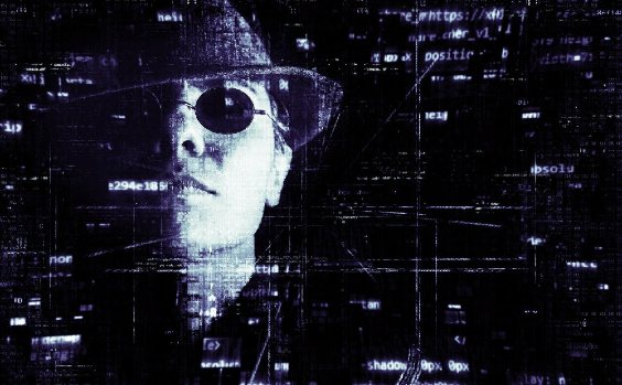 Betrüger vor Computer Code