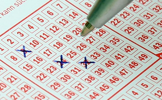 Lottoschein mit Stift, 2 Zahlen angekreuzt